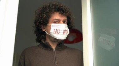 Avrupa, İtalya, 40 yaşında. Maskeli bir vajina adamı Covid-19 Coronavirus salgınına hayır demez. 