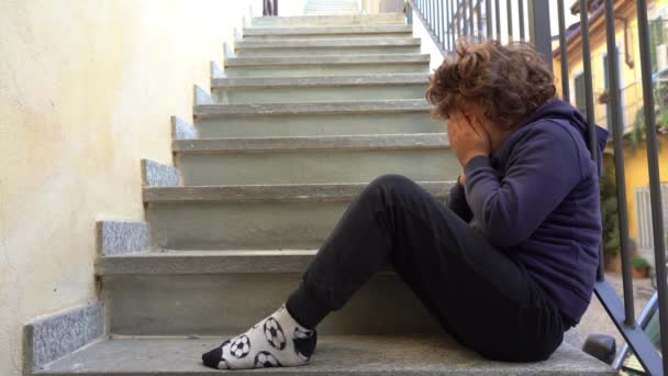 Эмоциональная Слабость Плач Ребенке Школьного Возраста Насилие Семье Жестокое Обращение — стоковое видео