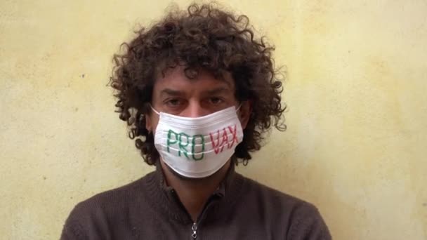 意大利 40岁戴面具的Pro Vax男子对Covid Coronavirus大流行疫苗表示同意 — 图库视频影像