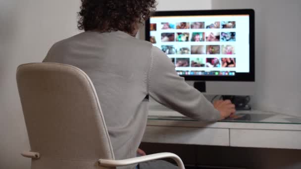 Jähriger Geschäftsmann Schaut Sich Hause Pornovideo Internet Während Intelligent Arbeitet — Stockvideo