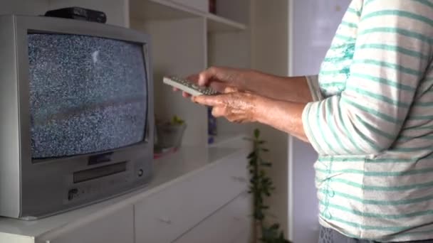 Mujer Mayor Con Control Remoto Televisión — Vídeos de Stock