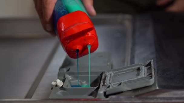 Material Primer Plano Una Mano Macho Vertiendo Detergente Lavadora — Vídeos de Stock