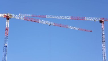 İnşaat vinci ve mavi gökyüzünün altındaki binalar