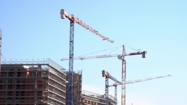 Grúa Construcción Edificios Bajo Cielo Azul — Vídeos de Stock