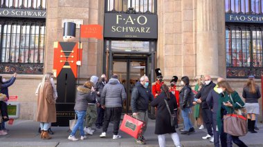 Avrupa, İtalya, Milan Ekim 2021 - Fao Schwarz Cordusio Duomo 'da dünyanın en büyük çocuk oyuncağı mağazası 