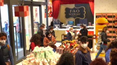 Avrupa, İtalya, Milan Ekim 2021 - Fao Schwarz Cordusio Duomo 'da dünyanın en büyük çocuk oyuncağı mağazası