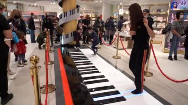 Avrupa, İtalya, Milan Ekim 2021 - Fao Schwarz Cordusio Duomo 'da dünyanın en büyük çocuk oyuncağı mağazası - ayaklarınızla piyano çalıyor