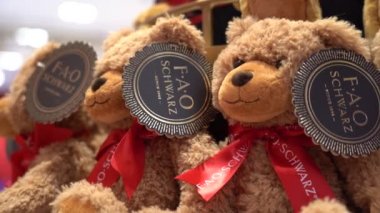 Avrupa, İtalya, Milan Ekim 2021 - Fao Schwarz Cordusio Duomo 'da dünyanın en büyük çocuk oyuncağı mağazası - Barbie oyuncakları