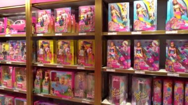Avrupa, İtalya, Milan Ekim 2021 - Fao Schwarz Cordusio Duomo 'da dünyanın en büyük çocuk oyuncağı mağazası - Barbie oyuncakları