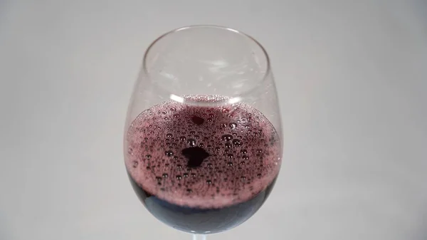 Copo Vinho Tinto Sobre Fundo Cinzento — Fotografia de Stock