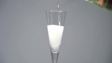 Bir kadeh şampanyaya şarap dökerken çekilmiş görüntüler.