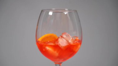 Beyaz arka planda taze Aperol bardağının görüntüleri.