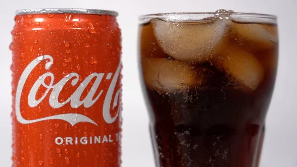 Wereldwijd Merk Van Beroemde Koolzuurhoudende Frisdranken Gemaakt Door Coca Cola — Stockfoto
