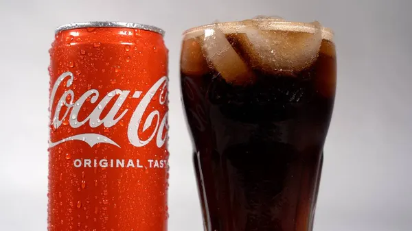 Wereldwijd Merk Van Beroemde Koolzuurhoudende Frisdranken Gemaakt Door Coca Cola — Stockfoto