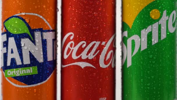 Globalt Märke Berömda Kolsyrade Läskedrycker Skapade Coca Cola Company — Stockvideo