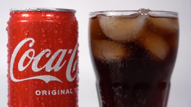 Brandul Global Băuturi Răcoritoare Carbogazoase Aromă Renumită Creat Coca Cola — Videoclip de stoc