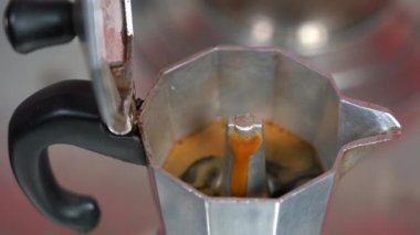 Kahve makinesiyle evde kahve yapmak moka pot - İtalyan mutfağı geleneği