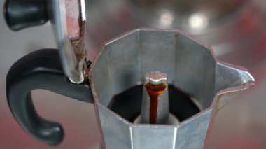 Kahve makinesiyle evde kahve yapmak moka pot - İtalyan mutfağı geleneği