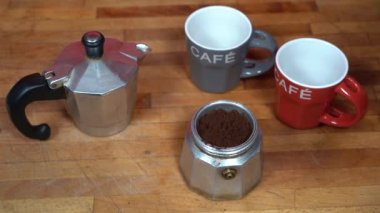Kahve makinesiyle evde kahve yapmak - İtalyan mutfağı geleneği, Arabika kahve tozunu kaynama filtresine koy