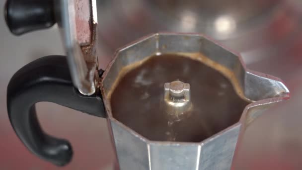 Kávéfőzés Otthon Kávéfőzővel Moka Pot Olasz Kulináris Hagyomány — Stock videók