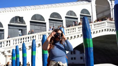 Avrupa, İtalya, Venedik - Venezuela 'da Grande Rialto Köprüsü' nde fotoğraf çeken genç kız - İtalya 'daki Covid-19 Coronavirus' un sona ermesiyle turizm devam ediyor - Murano