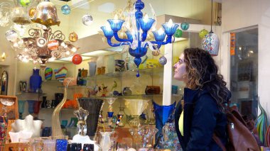 İtalya Venedik Kasım 2021 Venedik 'te bir mağaza vitrininde Murano camından yapılmış renkli nesneler