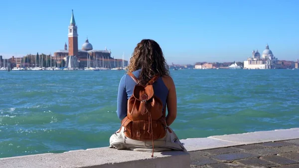 Италия Туристическая Девушка Рюкзаком Сидя Видом Венецианскую Лагуну Видом Адриатическое — стоковое фото