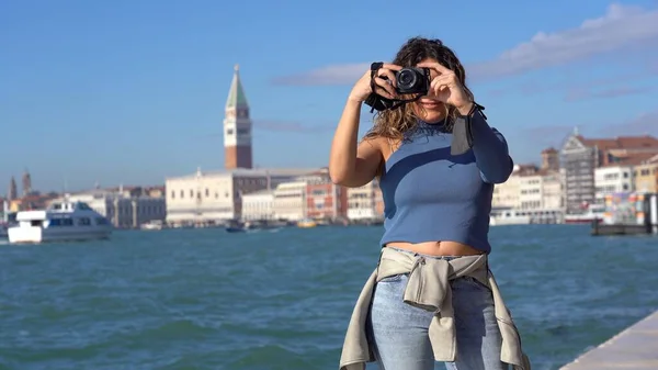 威尼斯 在威尼斯拍照的年轻姑娘 意大利科维德19号关卡事件结束后 旅游业又恢复了生机 — 图库照片