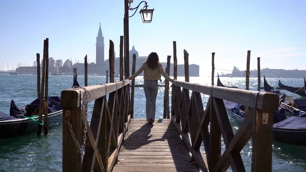 Европа Италия Ноябрь 2021 Lady Girl Walks Wooden Deck Gondola — стоковое фото