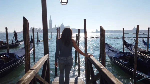 Европа Италия Ноябрь 2021 Lady Girl Walks Wooden Deck Gondola — стоковое фото
