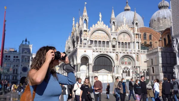 2021年11月 意大利威尼斯 在圣马可广场 Piazza San Marco 拍摄照片的年轻女孩 随着意大利科维德19号 Covid Coronavirus — 图库照片