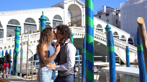 Homem Anos Faz Uma Proposta Casamento Para Sua Namorada Dando — Fotografia de Stock