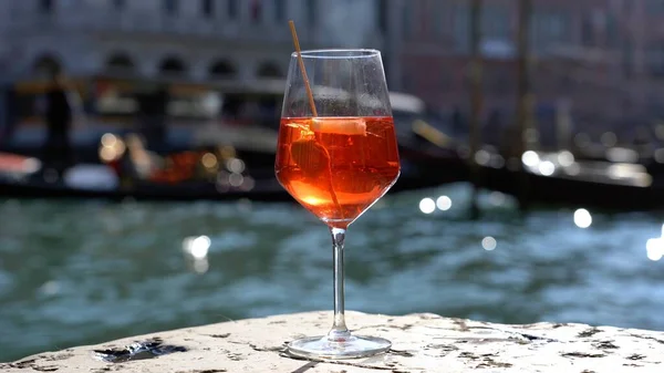 Kız el ele tutuşup aşk şehrinde bir bardak Spritz içiyor - aperatif, alkollü içecek Spritz Camapari ya da Aperol - Venedik 'in tipik içeceği beyaz şaraptan, portakallı - Rialto Köprüsü 
