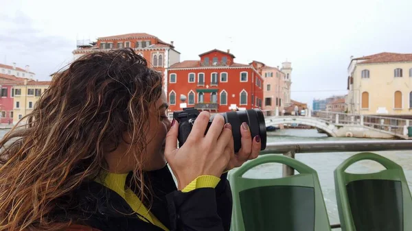 Europa Veneza Jovem Tirando Fotos Veneza Barco Turismo Recomeça Com — Fotografia de Stock