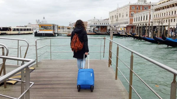 Europa Italië November 2021 Vrouwelijke Vrouw Met Reiskoffer Wacht Veerdienst — Stockfoto