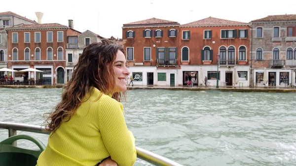 Леди Туристка Пароме Наблюдает Красотой Города Любви Гранд Канале Венеции — стоковое фото