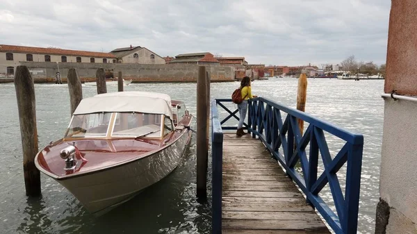 Европа Италия Молодая Девушка Гуляет Деревянной Палубе Гондолы Венецианской Лагуне — стоковое фото