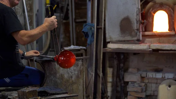 イタリア ヴェネツィア ムラーノ2021年11月 ムラーノで有名なヴェネツィアのガラスを作る ガラス作り ヴェネツィアの工場内の実際のプロセス 手作業でワークショップの傑作とガラスを吹く — ストック写真