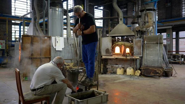 2021年11月 意大利威尼斯穆拉诺 在穆拉诺制造著名的威尼斯玻璃杯 威尼斯工厂内的实际工艺 车间手工制作并吹制玻璃杯 — 图库照片