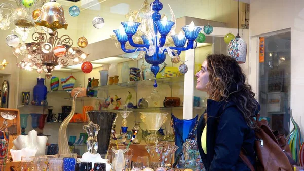 İtalya Venedik Kasım 2021 Venedik 'te bir mağaza vitrininde Murano camından yapılmış renkli nesneler