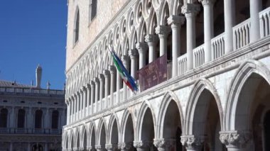 Avrupa, İtalya, Venedik Kasım 2021 - San Marco meydanındaki Doge Sarayı - Şehrin ve Venedik tarzı pencerelerin aslan sembolü - Unesco Heritage World