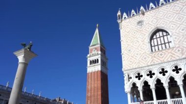 Avrupa, İtalya, Venedik Kasım 2021 - San Marco meydanındaki Doge Sarayı - Şehrin ve Venedik tarzı pencerelerin aslan sembolü - Unesco Heritage World