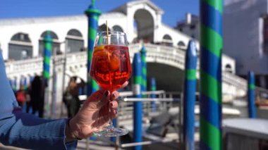 Kız el ele tutuşup aşk şehrinde bir bardak Spritz içer. Aperatif, alkollü içecek Spritz Campari ya da Aperol. Venedik 'in tipik beyaz şarap, portakal suyu.