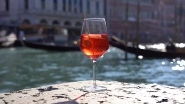 Aşk şehrinde bir bardak Spritz - aperatif, alkollü içecek Spritz Camapari ya da Aperol - Venedik 'in tipik beyaz şarabı, portakal 