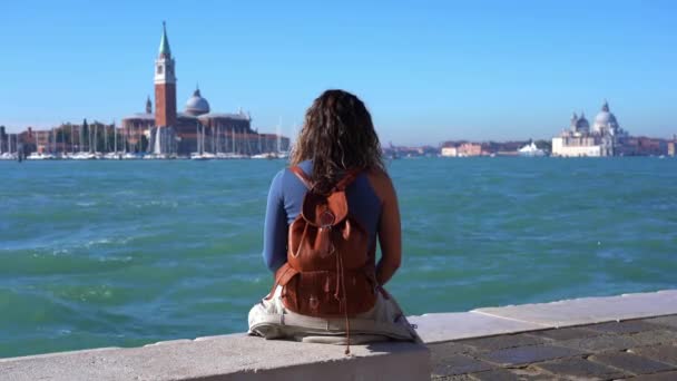 Talya Sırt Çantasıyla Oturan Turist Kız Adriyatik Denizine Bakan Venedik — Stok video