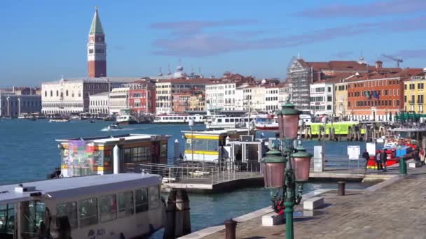 Europa Itália Veneza Novembro 2021 Barcos Trânsito Pessoas Veneza Lagoa — Vídeo de Stock