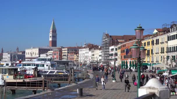 Европа Италия Венеция Ноябрь 2021 Года Транспортные Лодки Люди Венецианской — стоковое видео