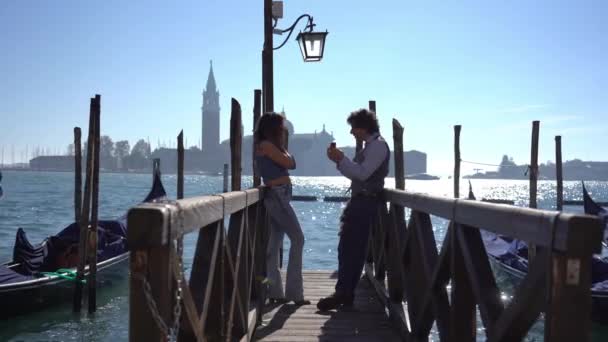 40歳の男性は 婚約指輪とキスをヴェネツィア 愛の街 リアルト橋の近くで与えることによって 彼のガールフレンドに結婚式の提案を行います 結婚を得るために要求 — ストック動画
