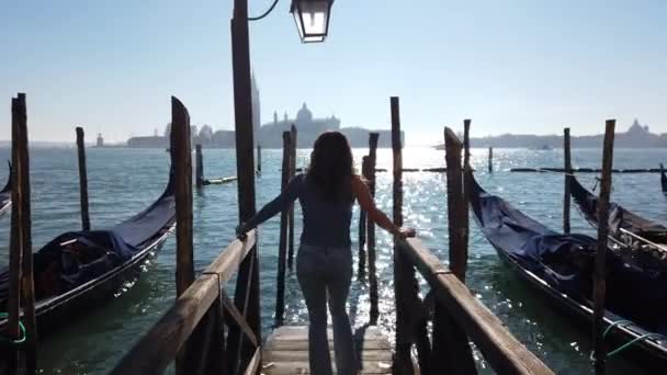 Evropa Itálie Listopad 2021 Dívčí Procházky Dřevěné Palubě Gondolových Člunů — Stock video