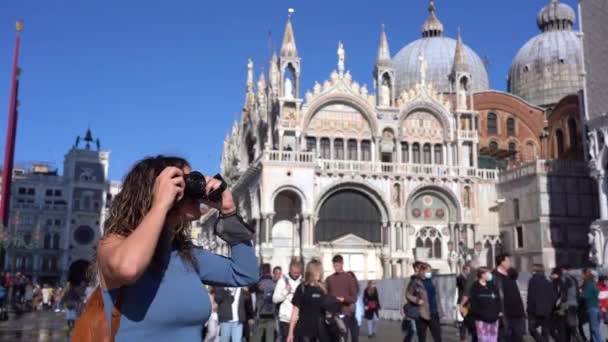 Европа Венеция Ноябрь 2021 Европа Италия Молодая Девушка Фотографирует Венеции — стоковое видео